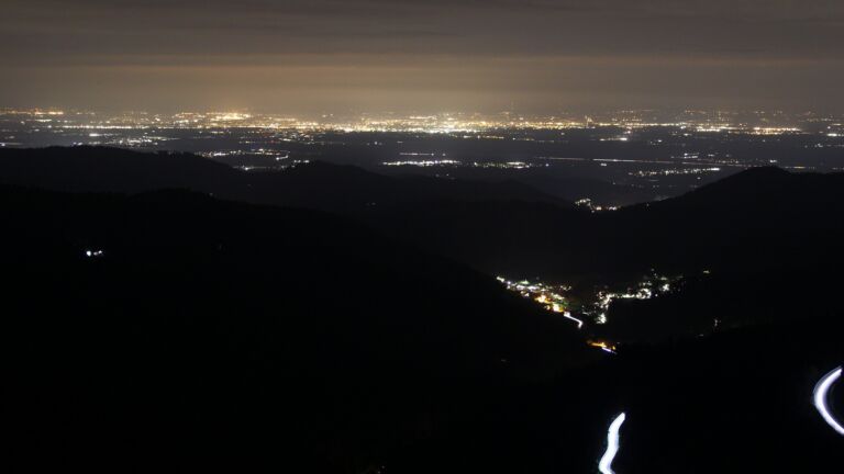 Dieses Bild zeigt eine Webcam-Aufnahme vom Achertal, aufgenommen am Mittwoch, den 15.04.2026 um 22:00 Uhr. Die Temperatur betrug 6.8°C.