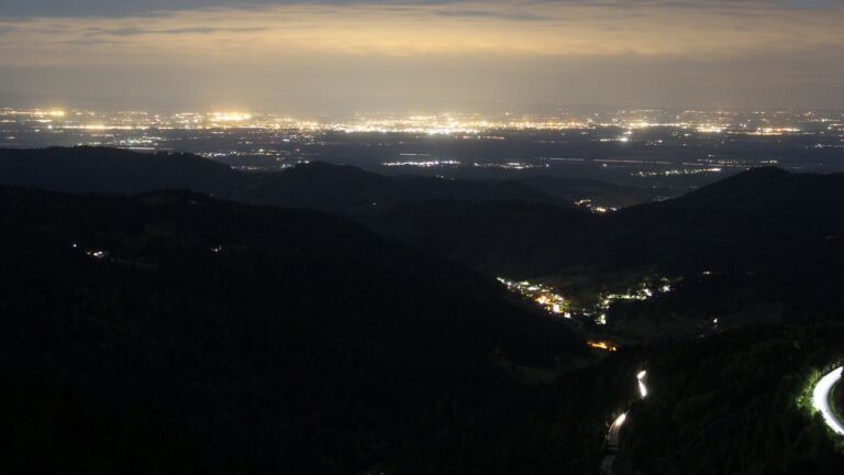 Dieses Bild zeigt eine Webcam-Aufnahme vom Achertal, aufgenommen am Dienstag, den 06.05.2025 um 22:30 Uhr. Die Temperatur betrug 4.5°C.
