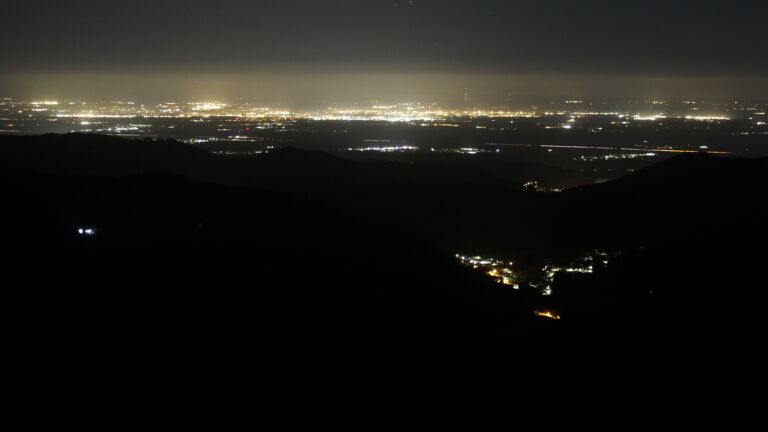 Dieses Bild zeigt eine Webcam-Aufnahme vom Achertal, aufgenommen am Freitag, den 13.03.2026 um 04:00 Uhr. Die Temperatur betrug 2.2°C.