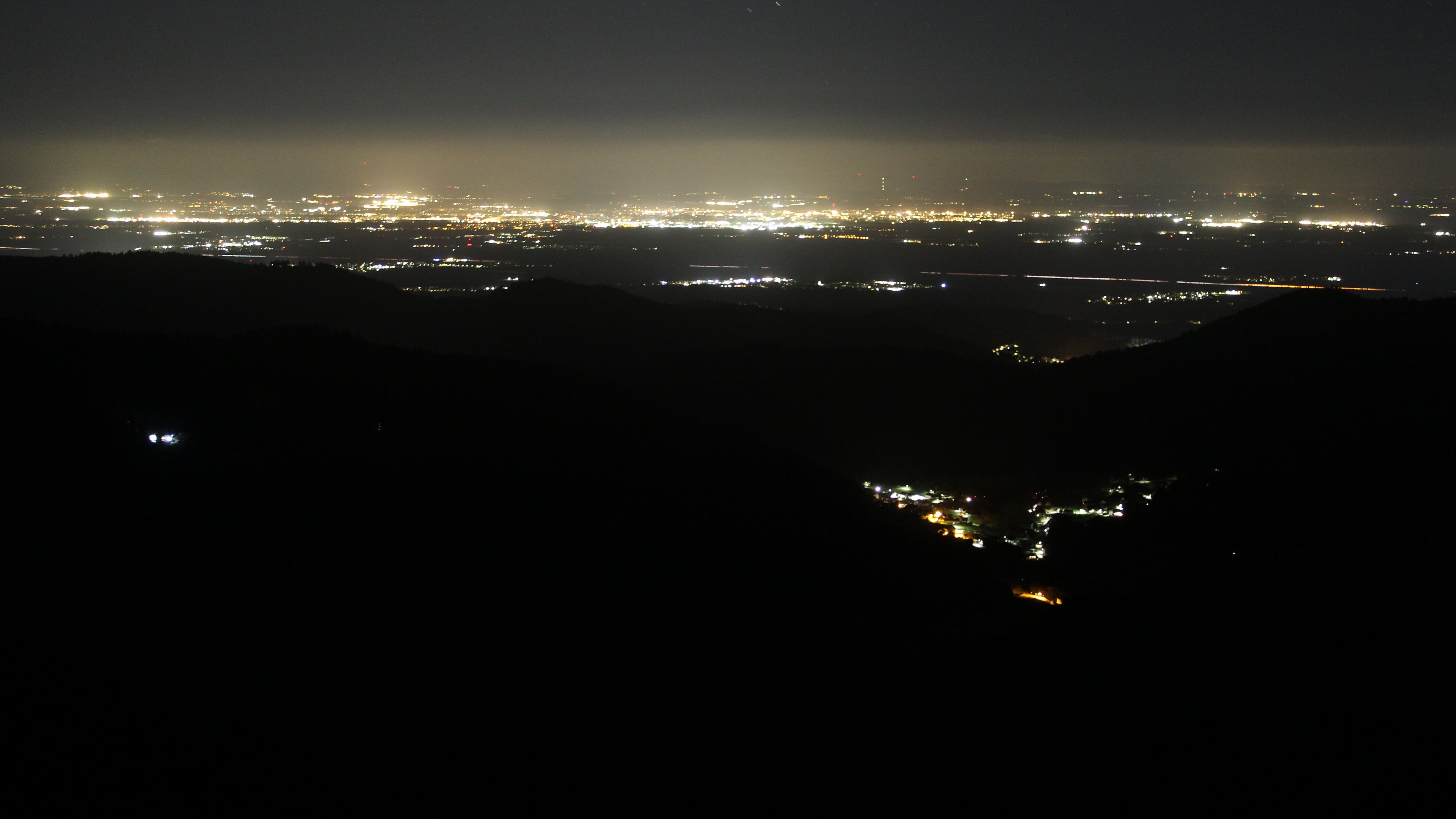 Dieses Bild zeigt eine Webcam-Aufnahme vom Achertal, aufgenommen am Freitag, den 13.03.2026 um 04:00 Uhr. Die Temperatur betrug 2.2°C.