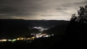 Dieses Bild zeigt eine Webcam-Aufnahme vom Achertal, aufgenommen am Sonntag, den 11.10.2026 um 21:30 Uhr. Die Temperatur betrug 7.3°C.