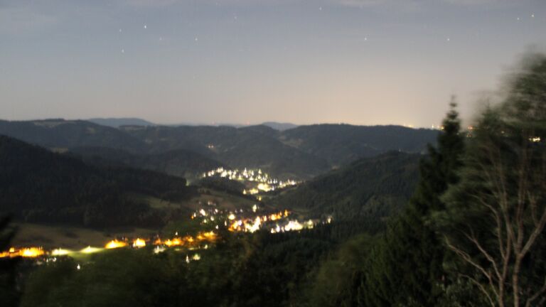 Dieses Bild zeigt eine Webcam-Aufnahme vom Achertal, aufgenommen am Montag, den 03.08.2026 um 01:30 Uhr. Die Temperatur betrug 24.2°C.