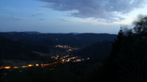 Dieses Bild zeigt eine Webcam-Aufnahme vom Achertal, aufgenommen am Montag, den 24.08.2026 um 21:10 Uhr. Die Temperatur betrug 18°C.