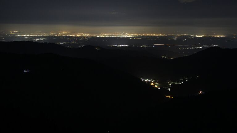 Dieses Bild zeigt eine Webcam-Aufnahme vom Achertal, aufgenommen am Mittwoch, den 15.04.2026 um 03:30 Uhr. Die Temperatur betrug 3.1°C.