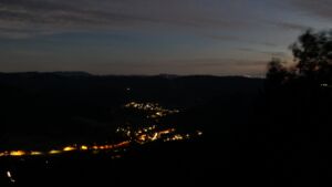Dieses Bild zeigt eine Webcam-Aufnahme vom Achertal, aufgenommen am Sonntag, den 23.08.2026 um 21:30 Uhr. Die Temperatur betrug 15.6°C.
