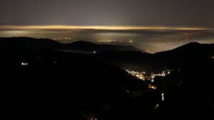 Dieses Bild zeigt eine Webcam-Aufnahme vom Achertal, aufgenommen am Samstag, den 22.11.2025 um 19:30 Uhr. Die Temperatur betrug -4.9°C.