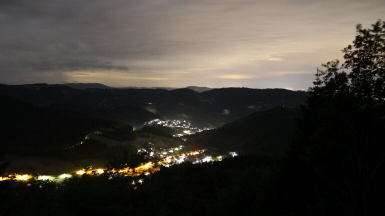 Dieses Bild zeigt eine Webcam-Aufnahme vom Achertal, aufgenommen am Sonntag, den 31.05.2026 um 23:40 Uhr. Die Temperatur betrug 13.6°C.
