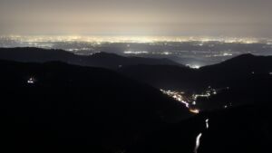 Dieses Bild zeigt eine Webcam-Aufnahme vom Achertal, aufgenommen am Freitag, den 06.03.2026 um 19:30 Uhr. Die Temperatur betrug 9.9°C.