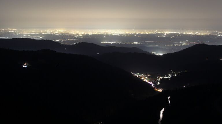 Dieses Bild zeigt eine Webcam-Aufnahme vom Achertal, aufgenommen am Freitag, den 06.03.2026 um 19:30 Uhr. Die Temperatur betrug 9.9°C.