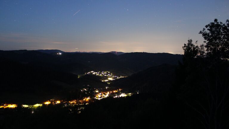 Dieses Bild zeigt eine Webcam-Aufnahme vom Achertal, aufgenommen am Sonntag, den 13.09.2026 um 05:50 Uhr. Die Temperatur betrug 15.4°C.