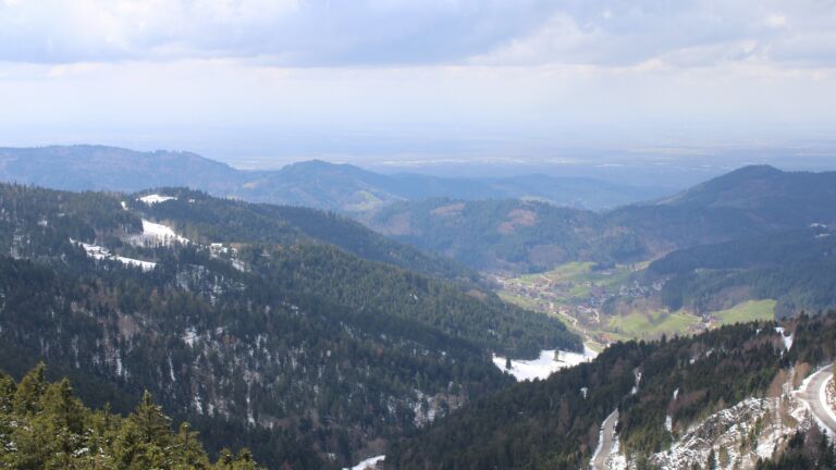 Dieses Bild zeigt eine Webcam-Aufnahme vom Achertal, aufgenommen am Mittwoch, den 01.04.2026 um 14:40 Uhr. Die Temperatur betrug 2.8°C.