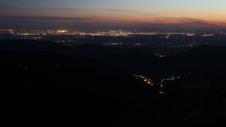 Dieses Bild zeigt eine Webcam-Aufnahme vom Achertal, aufgenommen am Sonntag, den 11.05.2025 um 22:10 Uhr. Die Temperatur betrug 12.1°C.