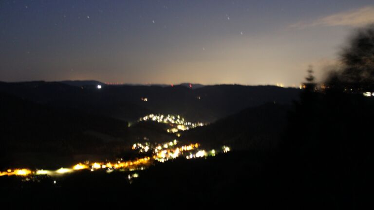 Dieses Bild zeigt eine Webcam-Aufnahme vom Achertal, aufgenommen am Donnerstag, den 18.06.2026 um 23:30 Uhr. Die Temperatur betrug 25.8°C.