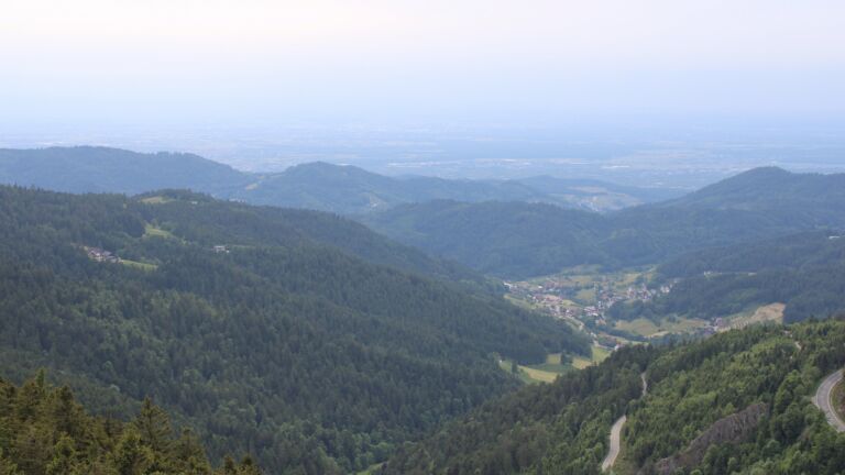 Dieses Bild zeigt eine Webcam-Aufnahme vom Achertal, aufgenommen am Samstag, den 24.05.2025 um 18:00 Uhr. Die Temperatur betrug 10.2°C.
