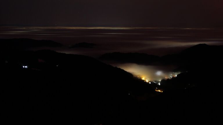 Dieses Bild zeigt eine Webcam-Aufnahme vom Achertal, aufgenommen am Montag, den 19.01.2026 um 23:10 Uhr. Die Temperatur betrug 7°C.