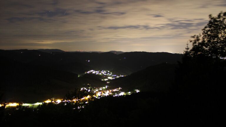 Dieses Bild zeigt eine Webcam-Aufnahme vom Achertal, aufgenommen am Dienstag, den 12.05.2026 um 22:50 Uhr. Die Temperatur betrug 4°C.