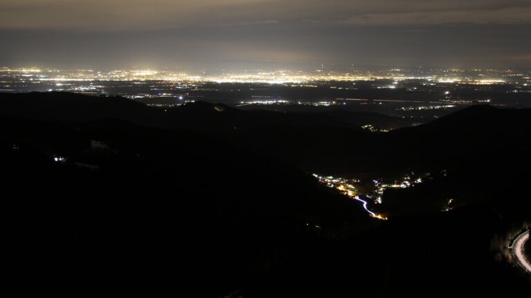 Dieses Bild zeigt eine Webcam-Aufnahme vom Achertal, aufgenommen am Freitag, den 16.01.2026 um 23:00 Uhr. Die Temperatur betrug 5.4°C.