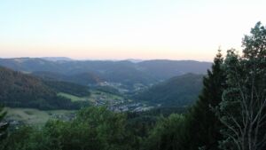 Dieses Bild zeigt eine Webcam-Aufnahme vom Achertal, aufgenommen am Dienstag, den 28.07.2026 um 21:00 Uhr. Die Temperatur betrug 24.5°C.