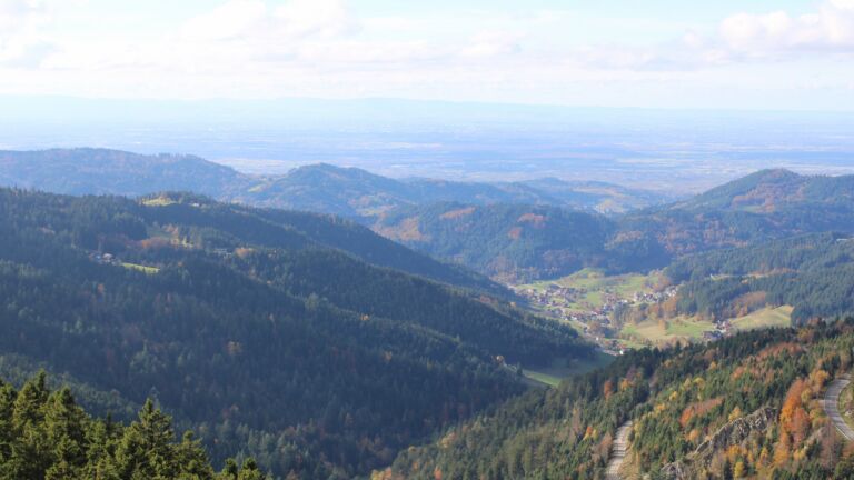 Dieses Bild zeigt eine Webcam-Aufnahme vom Achertal, aufgenommen am Donnerstag, den 30.10.2025 um 13:40 Uhr. Die Temperatur betrug 6.3°C.