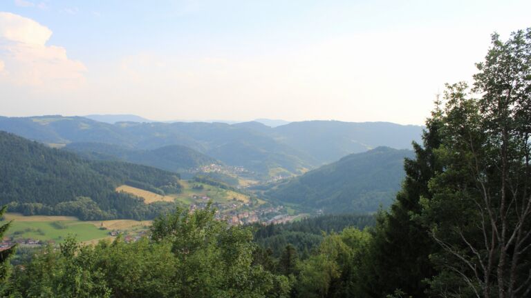 Dieses Bild zeigt eine Webcam-Aufnahme vom Achertal, aufgenommen am Freitag, den 26.06.2026 um 19:40 Uhr. Die Temperatur betrug 33.1°C.