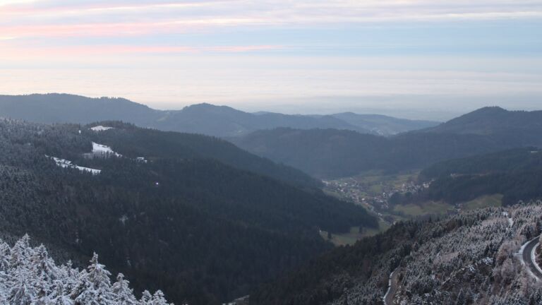 Dieses Bild zeigt eine Webcam-Aufnahme vom Achertal, aufgenommen am Donnerstag, den 27.11.2025 um 16:50 Uhr. Die Temperatur betrug -2.3°C.