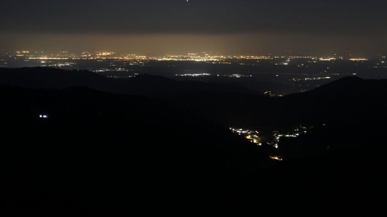 Dieses Bild zeigt eine Webcam-Aufnahme vom Achertal, aufgenommen am Mittwoch, den 25.03.2026 um 02:00 Uhr. Die Temperatur betrug 5.6°C.