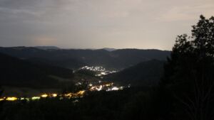 Dieses Bild zeigt eine Webcam-Aufnahme vom Achertal, aufgenommen am Dienstag, den 04.08.2026 um 02:00 Uhr. Die Temperatur betrug 27.4°C.
