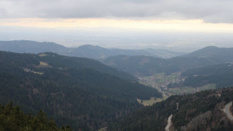 Dieses Bild zeigt eine Webcam-Aufnahme vom Achertal, aufgenommen am Samstag, den 28.02.2026 um 14:30 Uhr. Die Temperatur betrug 5.1°C.