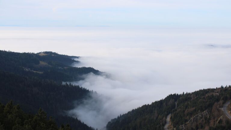 Dieses Bild zeigt eine Webcam-Aufnahme vom Achertal, aufgenommen am Montag, den 22.12.2025 um 13:20 Uhr. Die Temperatur betrug 7.9°C.