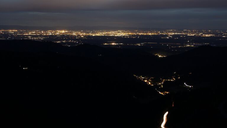 Dieses Bild zeigt eine Webcam-Aufnahme vom Achertal, aufgenommen am Mittwoch, den 29.10.2025 um 18:00 Uhr. Die Temperatur betrug 10.8°C.