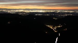 Dieses Bild zeigt eine Webcam-Aufnahme vom Achertal, aufgenommen am Dienstag, den 09.12.2025 um 17:50 Uhr. Die Temperatur betrug 10.4°C.