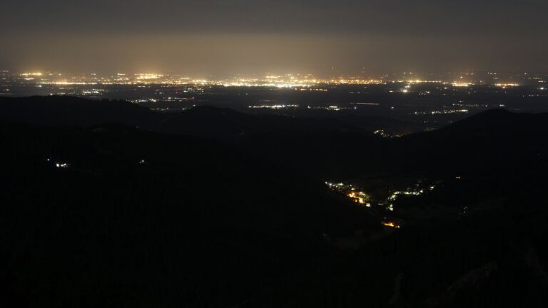 Dieses Bild zeigt eine Webcam-Aufnahme vom Achertal, aufgenommen am Freitag, den 18.07.2025 um 02:30 Uhr. Die Temperatur betrug 13.8°C.