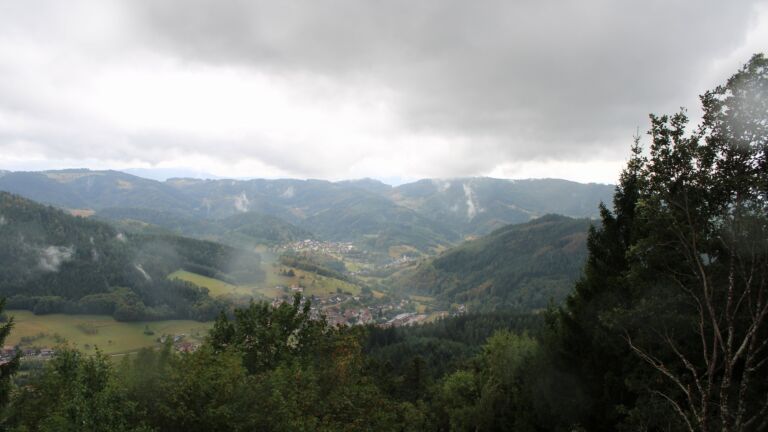 Dieses Bild zeigt eine Webcam-Aufnahme vom Achertal, aufgenommen am Freitag, den 28.08.2026 um 12:20 Uhr. Die Temperatur betrug 18.2°C.
