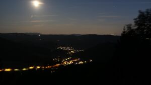 Dieses Bild zeigt eine Webcam-Aufnahme vom Achertal, aufgenommen am Donnerstag, den 23.07.2026 um 22:40 Uhr. Die Temperatur betrug 15.4°C.