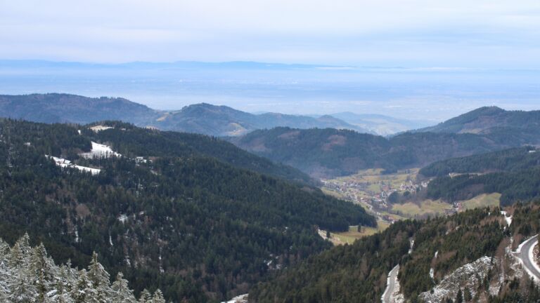 Dieses Bild zeigt eine Webcam-Aufnahme vom Achertal, aufgenommen am Dienstag, den 27.01.2026 um 13:40 Uhr. Die Temperatur betrug 6.2°C.