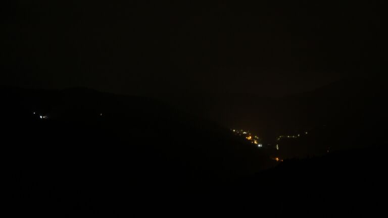 Dieses Bild zeigt eine Webcam-Aufnahme vom Achertal, aufgenommen am Donnerstag, den 28.08.2025 um 02:30 Uhr. Die Temperatur betrug 14.4°C.