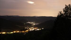 Dieses Bild zeigt eine Webcam-Aufnahme vom Achertal, aufgenommen am Mittwoch, den 22.07.2026 um 22:50 Uhr. Die Temperatur betrug 16°C.