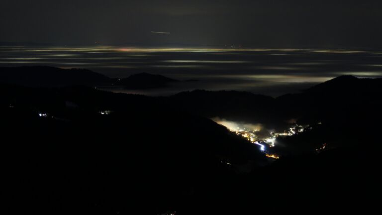 Dieses Bild zeigt eine Webcam-Aufnahme vom Achertal, aufgenommen am Dienstag, den 20.01.2026 um 19:30 Uhr. Die Temperatur betrug 5.8°C.