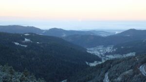 Dieses Bild zeigt eine Webcam-Aufnahme vom Achertal, aufgenommen am Dienstag, den 18.11.2025 um 07:50 Uhr. Die Temperatur betrug -2.7°C.