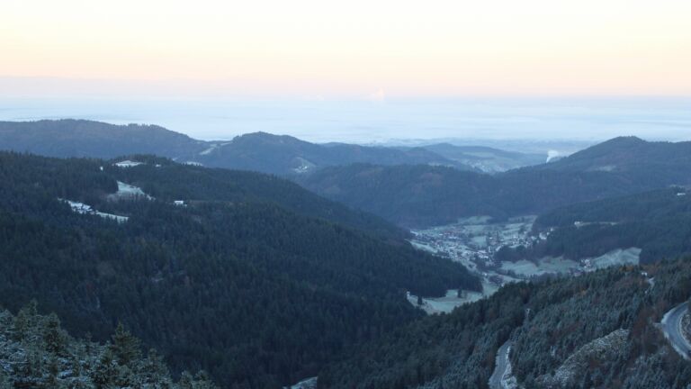 Dieses Bild zeigt eine Webcam-Aufnahme vom Achertal, aufgenommen am Dienstag, den 18.11.2025 um 07:50 Uhr. Die Temperatur betrug -2.7°C.