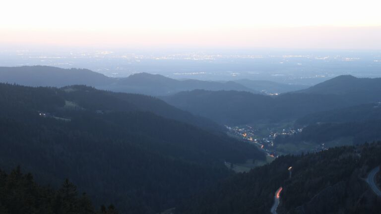 Dieses Bild zeigt eine Webcam-Aufnahme vom Achertal, aufgenommen am Freitag, den 27.02.2026 um 18:40 Uhr. Die Temperatur betrug 13.1°C.