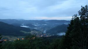Dieses Bild zeigt eine Webcam-Aufnahme vom Achertal, aufgenommen am Sonntag, den 31.05.2026 um 21:50 Uhr. Die Temperatur betrug 13.8°C.