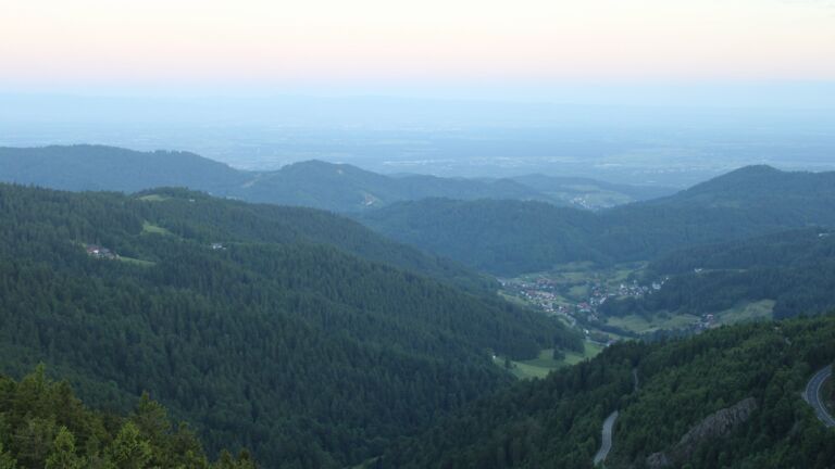 Dieses Bild zeigt eine Webcam-Aufnahme vom Achertal, aufgenommen am Freitag, den 30.05.2025 um 05:40 Uhr. Die Temperatur betrug 12.8°C.