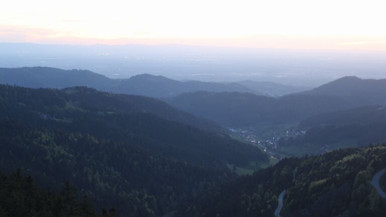 Dieses Bild zeigt eine Webcam-Aufnahme vom Achertal, aufgenommen am Samstag, den 25.04.2026 um 21:00 Uhr. Die Temperatur betrug 12.3°C.