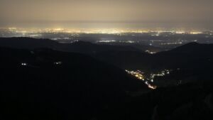 Dieses Bild zeigt eine Webcam-Aufnahme vom Achertal, aufgenommen am Donnerstag, den 05.03.2026 um 22:30 Uhr. Die Temperatur betrug 8.4°C.