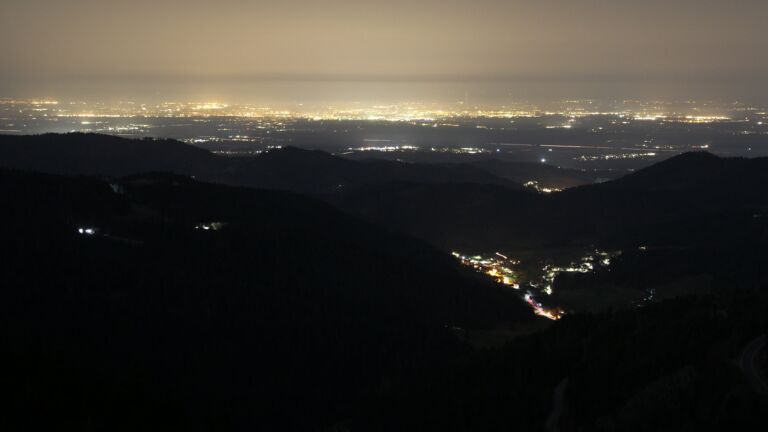 Dieses Bild zeigt eine Webcam-Aufnahme vom Achertal, aufgenommen am Donnerstag, den 05.03.2026 um 22:30 Uhr. Die Temperatur betrug 8.4°C.