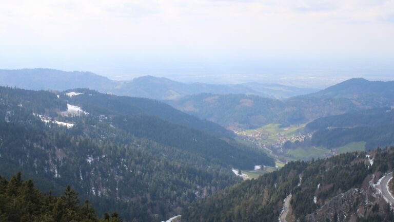 Dieses Bild zeigt eine Webcam-Aufnahme vom Achertal, aufgenommen am Freitag, den 03.04.2026 um 15:00 Uhr. Die Temperatur betrug 5.4°C.