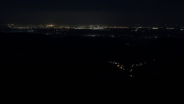 Dieses Bild zeigt eine Webcam-Aufnahme vom Achertal, aufgenommen am Mittwoch, den 30.04.2025 um 04:50 Uhr. Die Temperatur betrug 12.8°C.