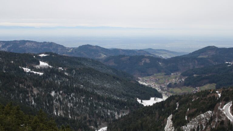 Dieses Bild zeigt eine Webcam-Aufnahme vom Achertal, aufgenommen am Sonntag, den 23.11.2025 um 15:50 Uhr. Die Temperatur betrug -1.4°C.