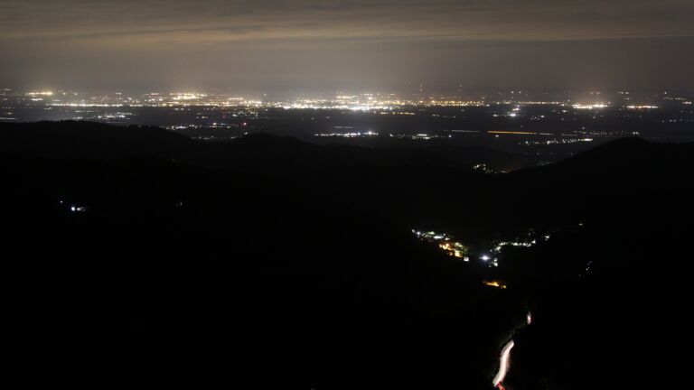 Dieses Bild zeigt eine Webcam-Aufnahme vom Achertal, aufgenommen am Samstag, den 23.08.2025 um 02:30 Uhr. Die Temperatur betrug 9.6°C.